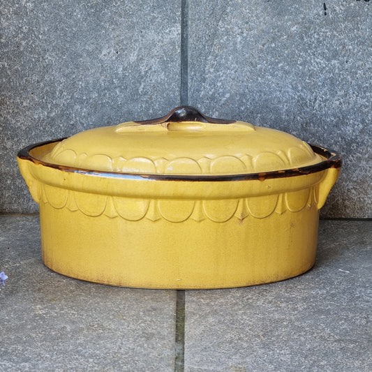 Cocotte antigua para el horno color mostaza