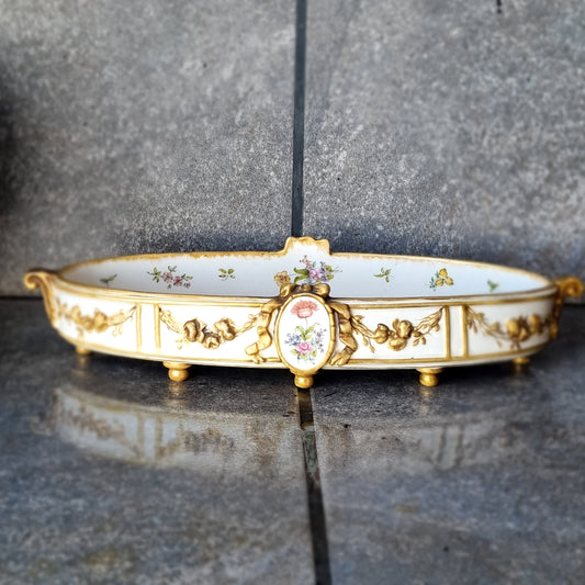 Jardiniere o pieza de servicio de porcelana policroma francesa con relieves en oro