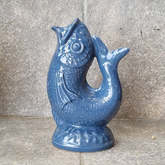 Jarra de agua de cerámica azul en forma de pez