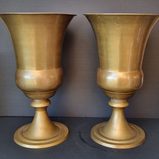Pareja de grandes copas de latón forma Medici