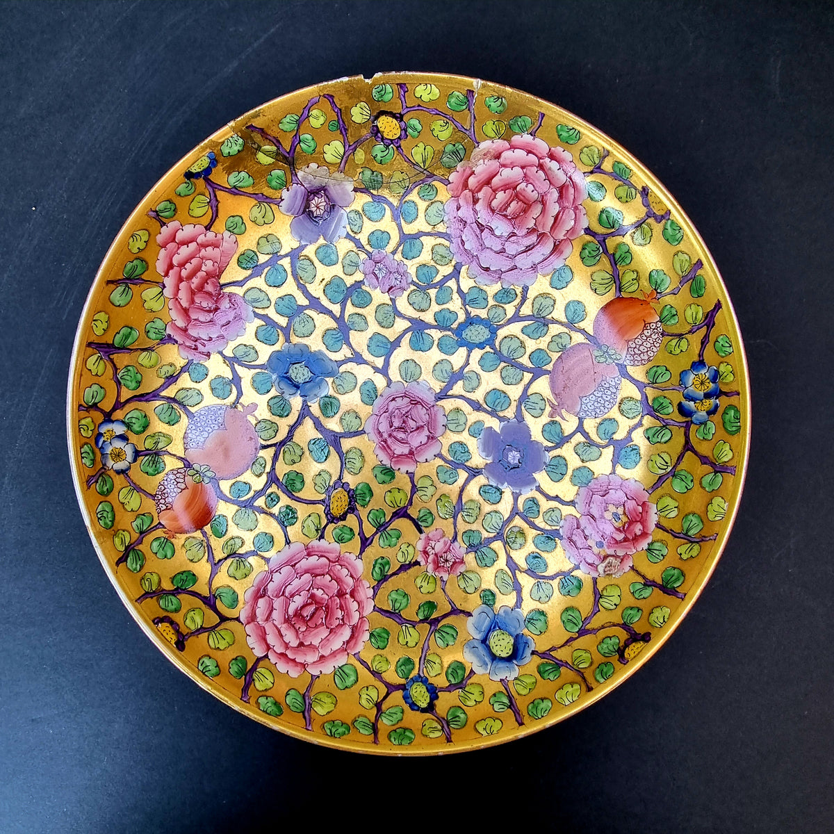 Plato ornamental floral y oro 
