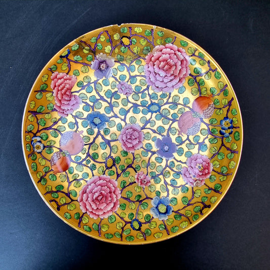Plato ornamental floral y oro 