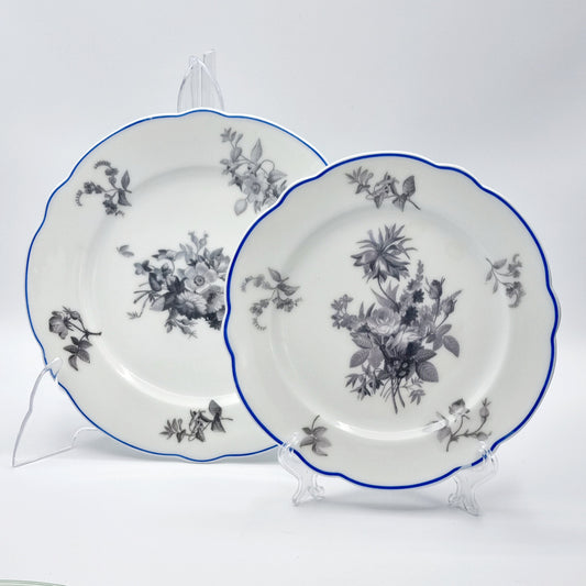 Juego de platos de porcelana francesa con decoración floral en grisaille y filo en azul Francia
