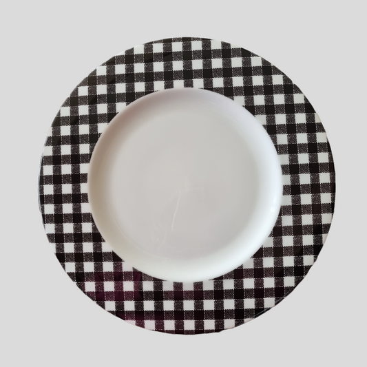 Platos llanos ala decorada en cuadros vichy blanco y negro