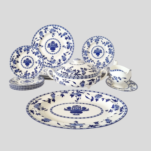 Representativa Vajilla inglesa azul y blanco Minton modelo Blue Delft para seis comensales