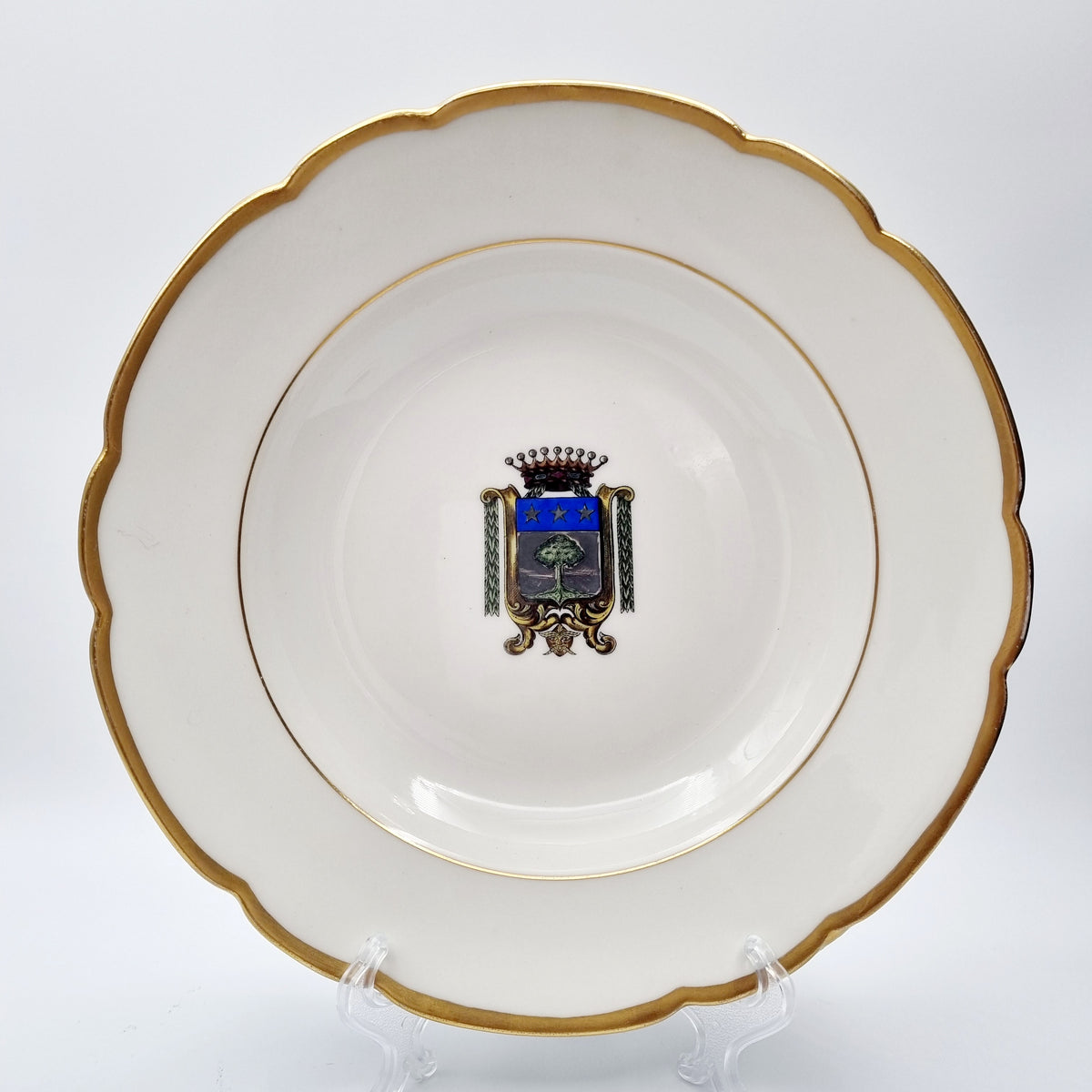 Conjunto de platos heráldicos de porcelana francesa