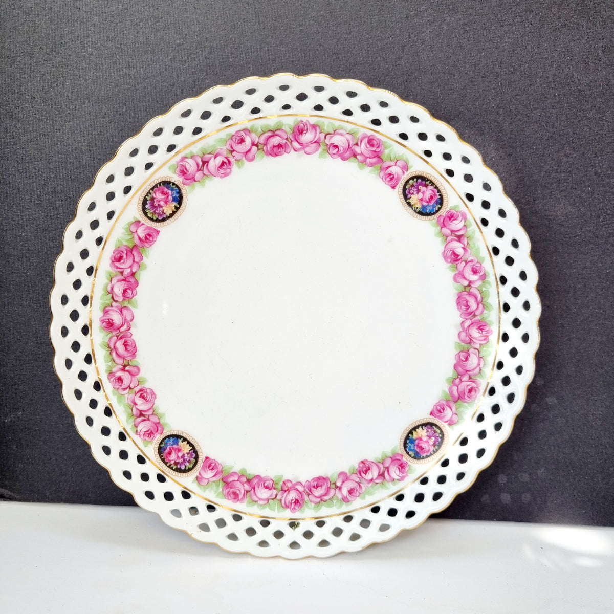 platos porcelana reticulada y decoracion de rosas