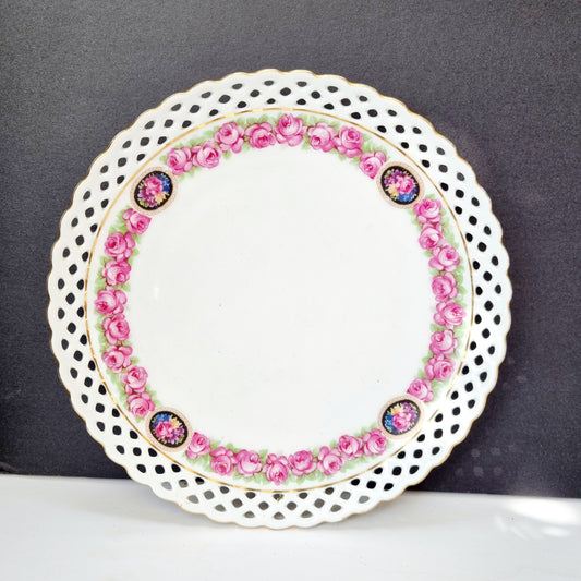 platos porcelana reticulada y decoracion de rosas